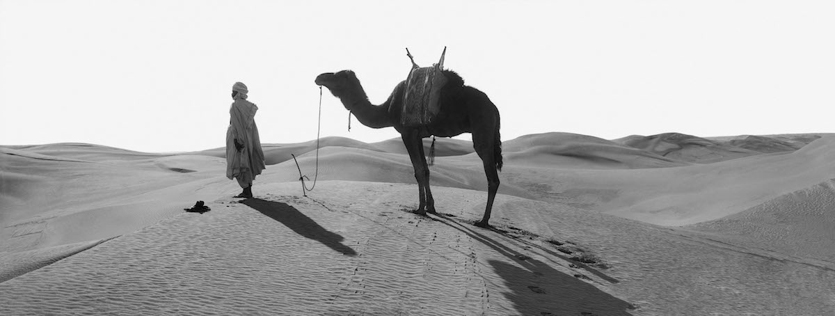La prière au désert dans le Sahara algérien. Galerie Roger-Viollet - Collection Léon&Lévy